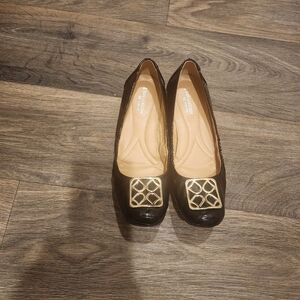 Black faux patent leather ballet flat.